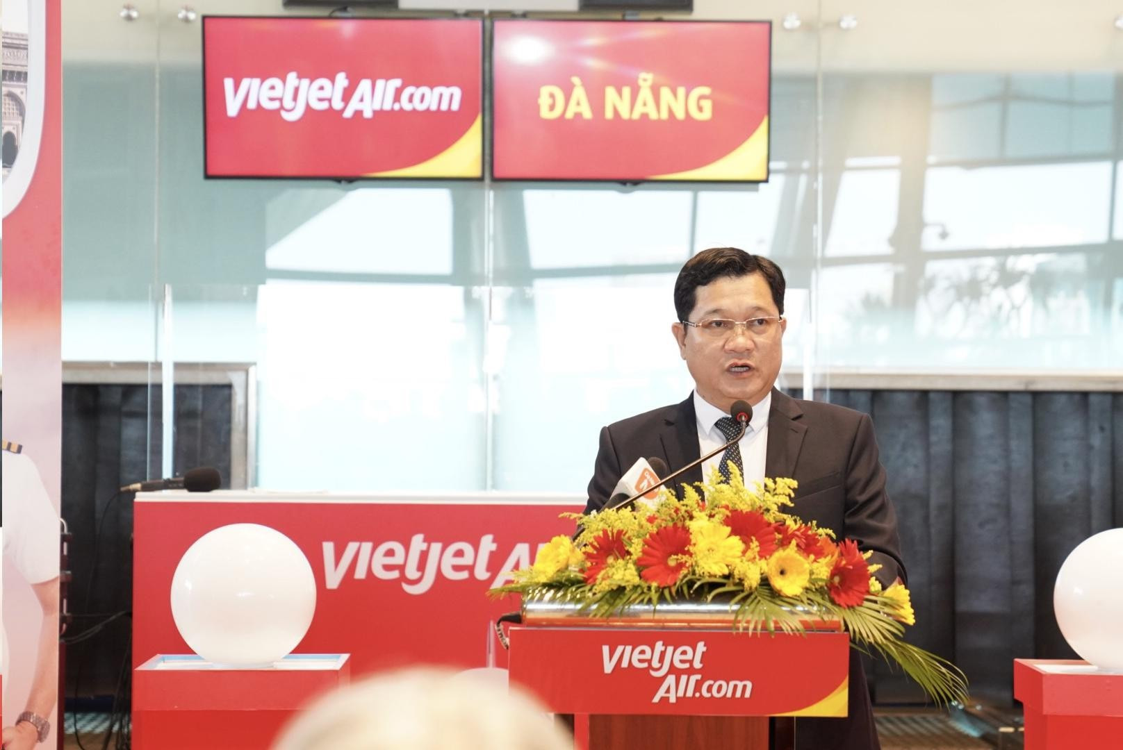 Ông Trần Phước Sơn, Phó Chủ tịch UBND thành phố Đà Nẵng phát biểu tại Lễ khai trương đường bay